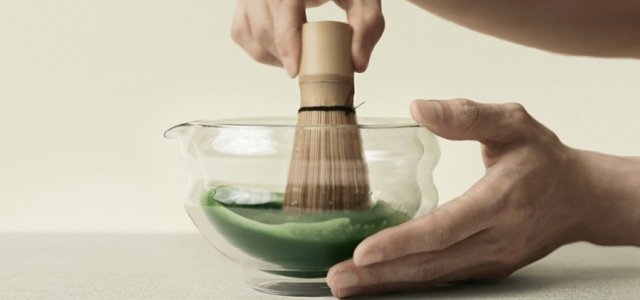 一度に複数人分の抹茶を点ててシェアできるUK発のガラス製片口茶碗