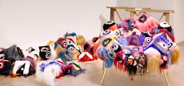 フェンディ、「バッグ バグズ」をあしらったアームチェアをミラノ