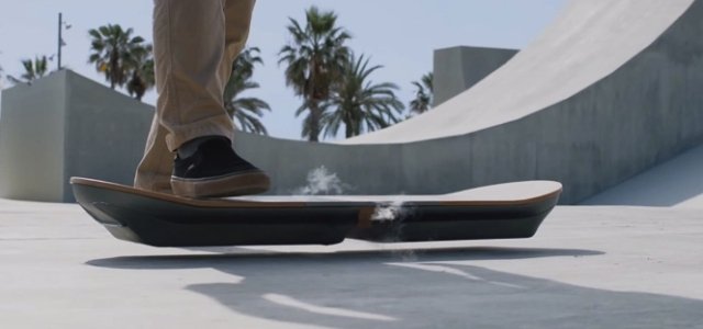 ホバーボード( Hoverboard) ホバーボードがついに実現へ。開発したのはあのレクサス｜Lexus - Web
