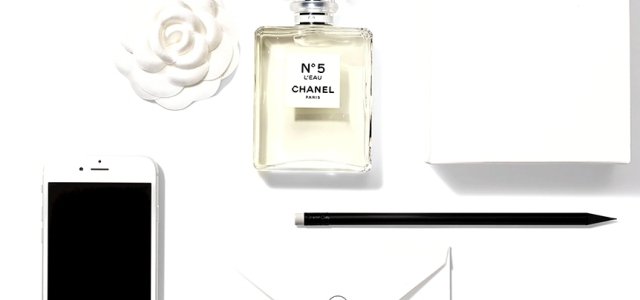 シャネルの香水「N°5」から新作「N°5 ロー」が誕生｜CHANEL - Web