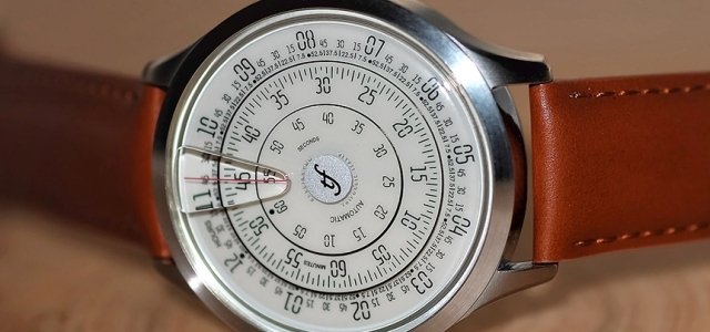 文字盤が回転して時を刻むイタリアの機械式腕時計「ミリメトロ