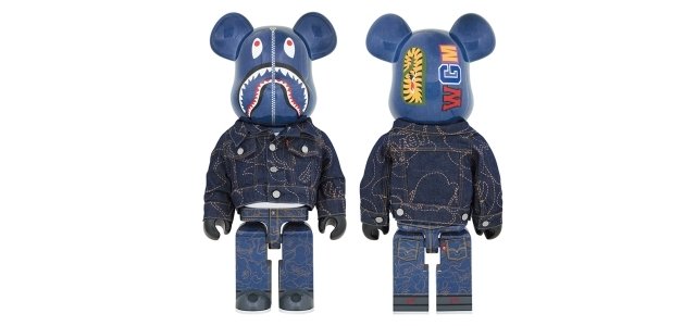 Levi's® × BAPE®のコラボカプセルコレクションを着たBE@RBRICKが