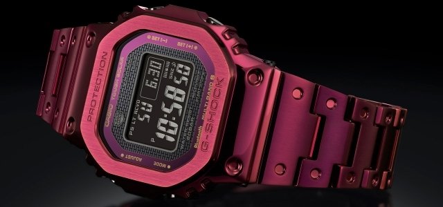 初代モデルを継承するフルメタルスクエアモデルに、新色“赤”が登場｜G