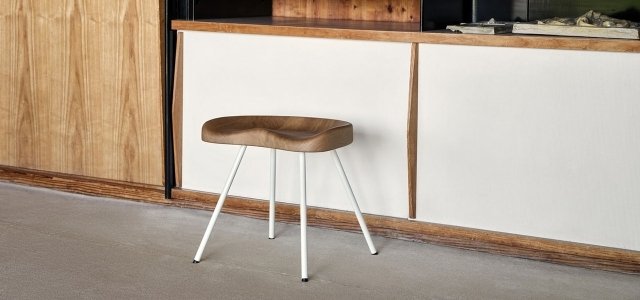 ジャン・プルーヴェの名作スツール「タブレ N°307」が、オークの無垢材