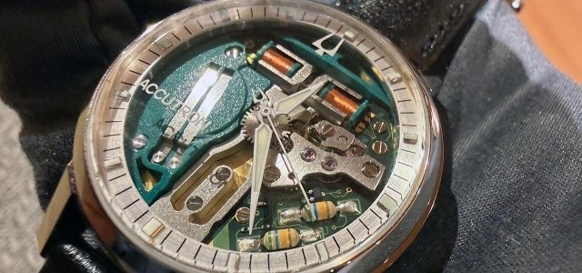 響け、F#の音。アキュトロン音叉時計、誕生から66年目の復活劇 - Web