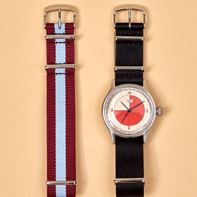 サッカーレフェリーウォッチをモチーフにしたコラボモデル｜Nigel Cabourn×TIMEX