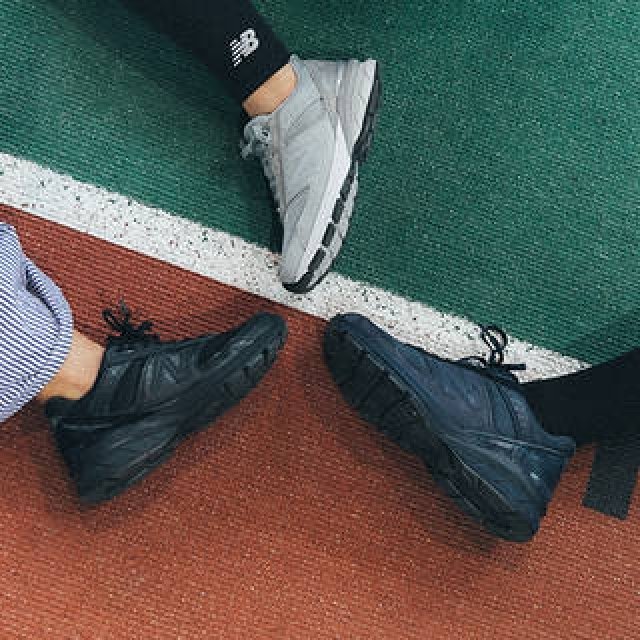 ニューバランス×エンジニアドガーメンツのコラボスニーカー「990v5」とTシャツコレクションがリリース｜NEW BALANCE