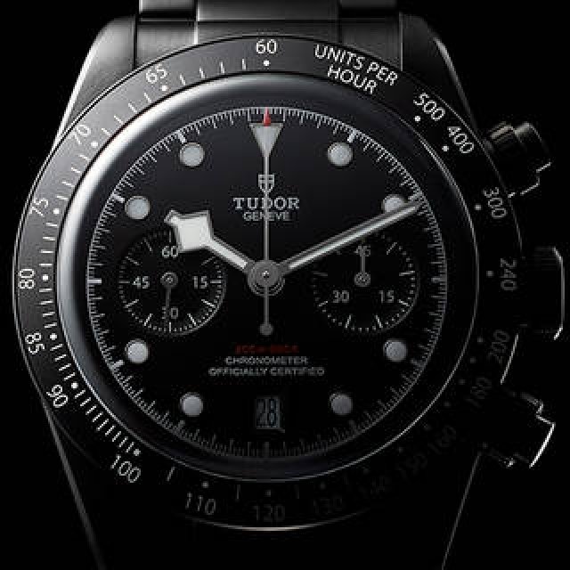 チューダーによるフルブラックPVDの激レアモデル「ブラックベイ クロノ ダーク」｜TUDOR