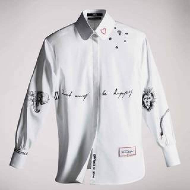 カール・ラガーフェルドを追悼。「白シャツ」を限定リリース｜FARFETCH