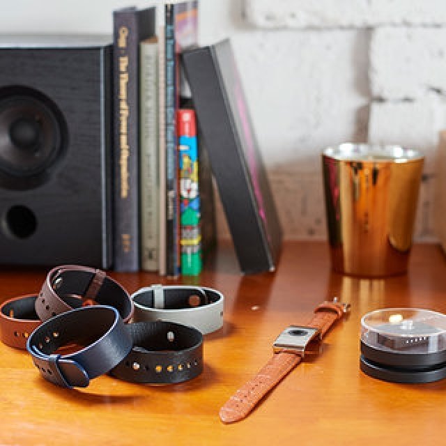 テクノロジーは内側に、ファッションを外側に。24時間365日着用できるリストバンド型ウェアラブルデバイス登場｜weara