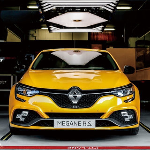 ルノー・スポール史上最もパワフルなエンジンを搭載──メガーヌのハイパフォーマンスモデル「R.S.トロフィー」日本上陸｜ Renault