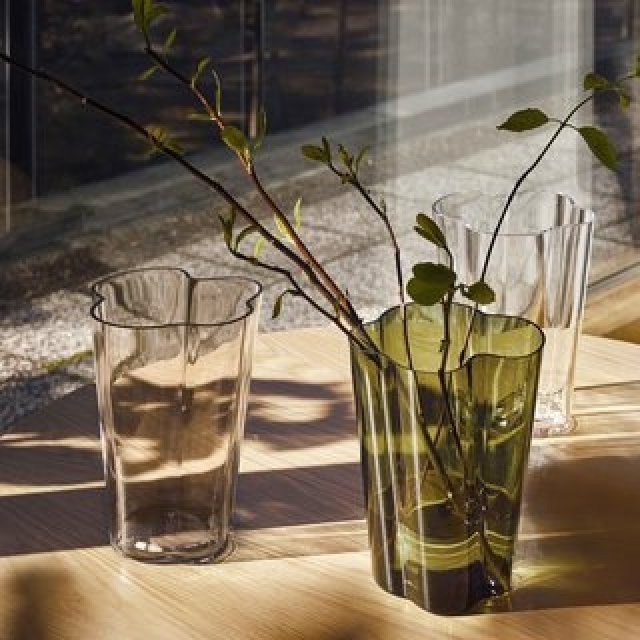 アアルトのフラワーベース等が復活。テーマカラー“リネン”のアイテムも | iittala