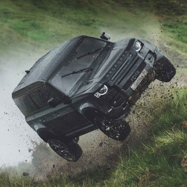 007シリーズ最新作「NO TIME TO DIE」にディフェンダーが登場｜Land Rover