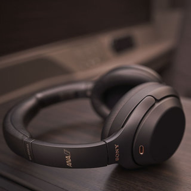 ANA国際線ファーストクラスでソニーのノイズキャンセリングヘッドホン「WH-1000XM3」が採用｜SONY