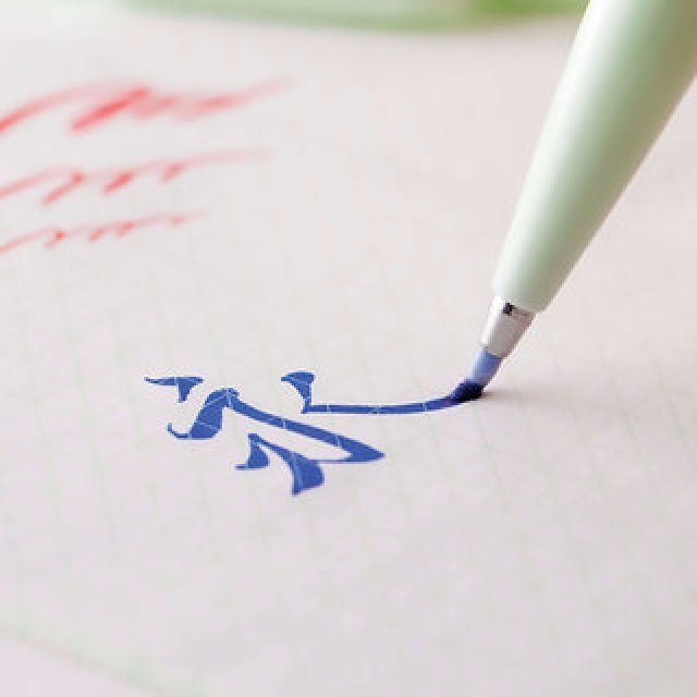 適度にしなるペン先で柔らかな曲線を|Craft Design Technology