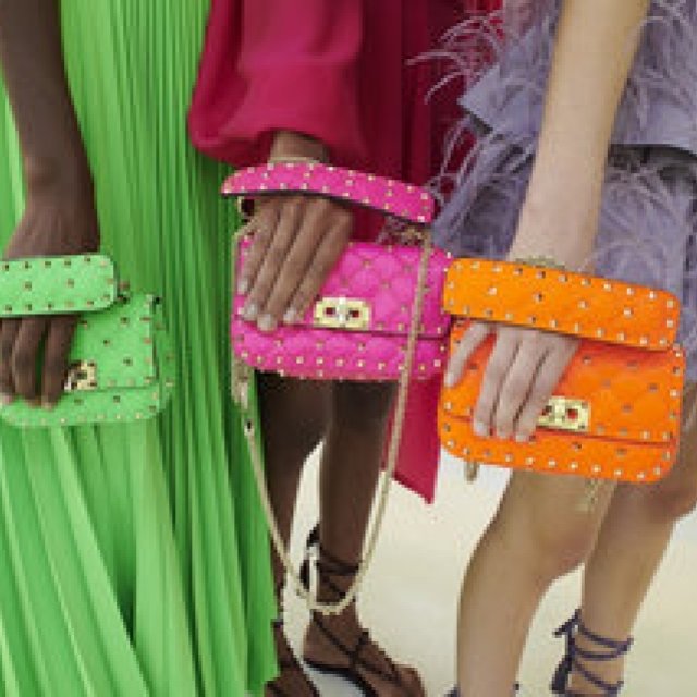 ヴァレンティノの新作バッグ「ロックスタッズ スパイク フルオ」発売｜VALENTINO