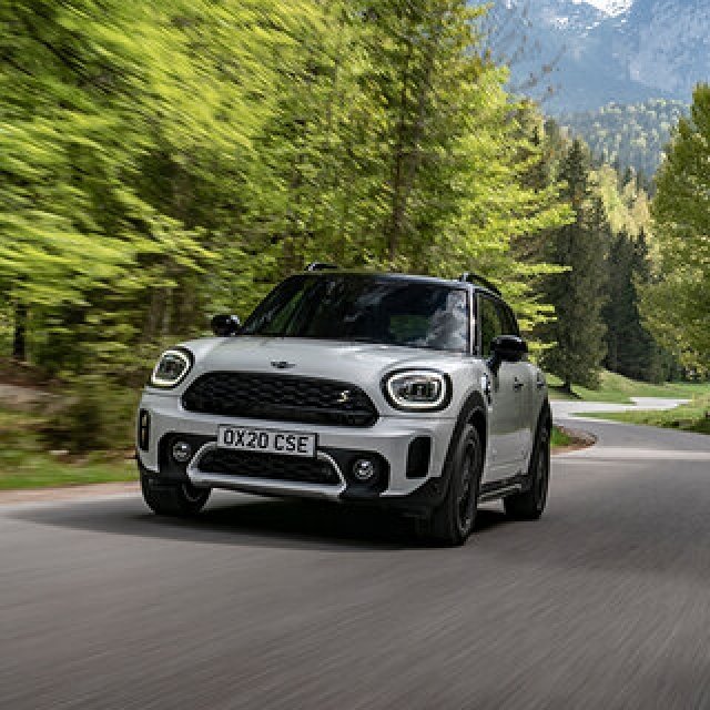 新デザインを採用したMINIクロスオーバーがデビュー｜MINI