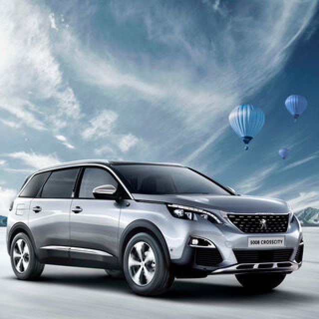 パノラミックサンルーフなどを盛り込んだプジョーSUVの｜Peugeot