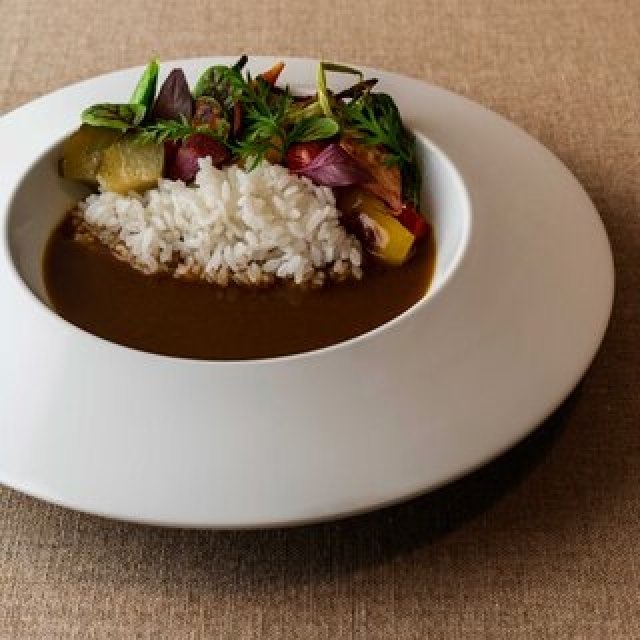 “カレー好き”小宮山雄飛氏、ツレヅレハナコ氏が監修した波佐見焼の「カレー皿」｜zen to