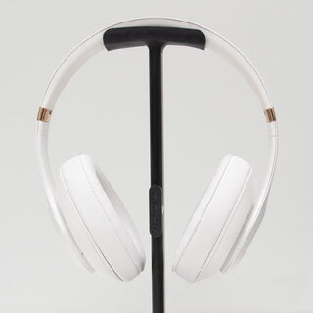 ヘッドホンを美しくディスプレイ。ゴム製フレキシブルヘッドレスト｜Bluelounge