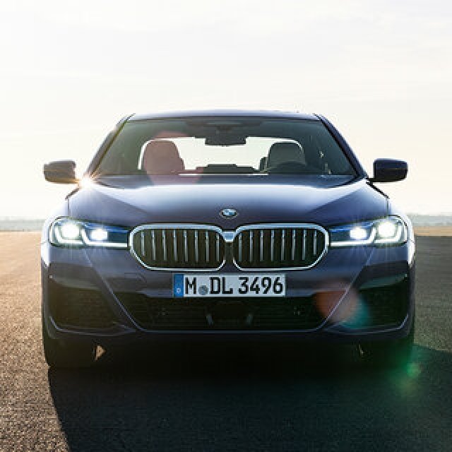 マイナーチェンジを受けた新型BMW5シリーズのセダンとツーリングが発売｜BMW