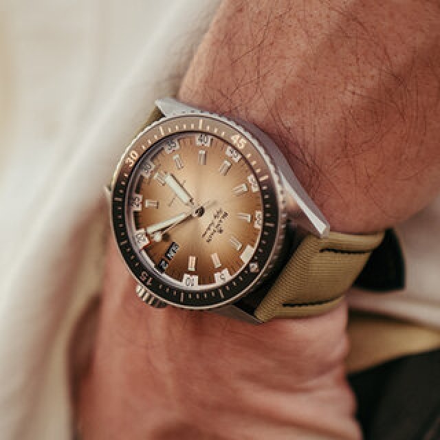 デザート（砂漠）カラーの「フィフティ ファゾムス バチスカーフ デイ・デイト」｜BLANCPAIN