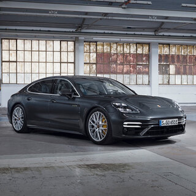 ポルシェ、700psの新型パナメーラを発売｜Porsche