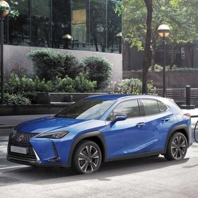 レクサスが初の市販EVモデル「UX300e」を発売｜Lexus