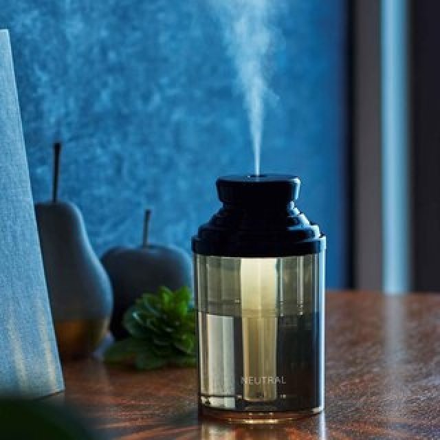 デスクやベッドサイドなどで使えるコンパクトなパーソナルLED加湿器｜NEUTRAL 