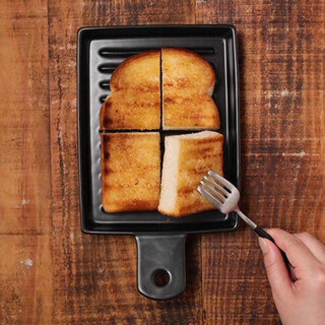 直火と遠赤外線効果で極上のトーストをつくる、パン専用の陶器プレート｜Cook very