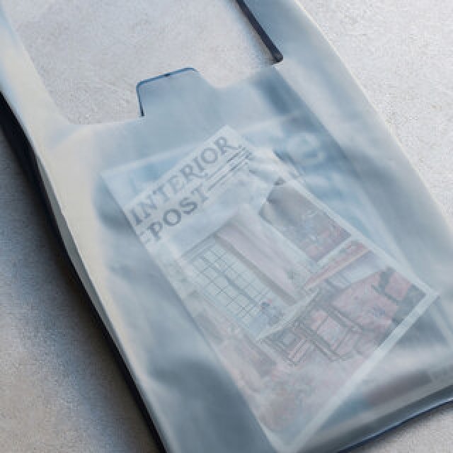 コンビニ袋の意匠を普段遣いのバッグに昇華したショッピングバッグ｜amabro 