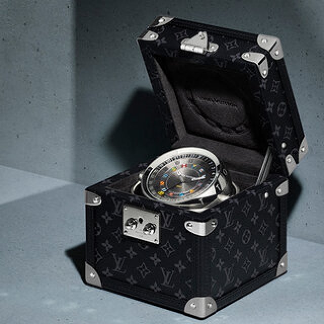 ルイ・ヴィトンのDNAが随所に息づく「タンブール」のテーブルクロック｜LOUIS VUITTON