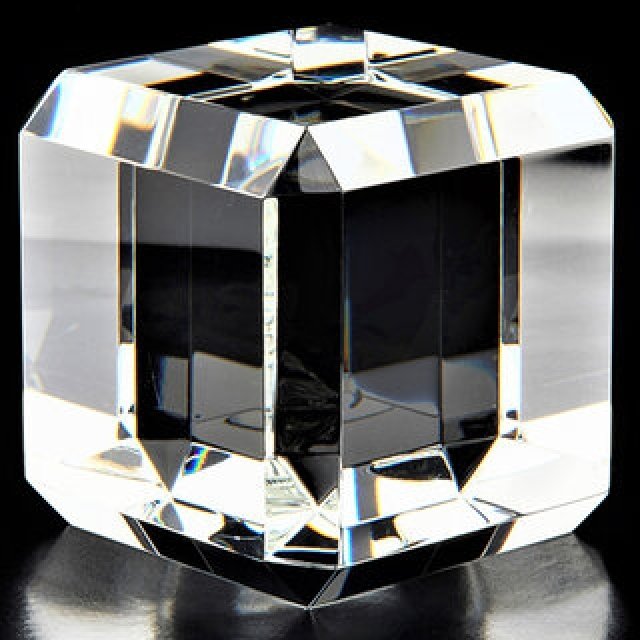 宝石のような氷を、自宅で簡単に作れる「ジュエルアイス」｜MEDIK