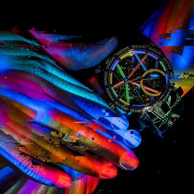 明暗でまったく異なる表情を見せるロジェ・デュブイ「エクスカリバー ブラックライト」｜ROGER DUBUIS