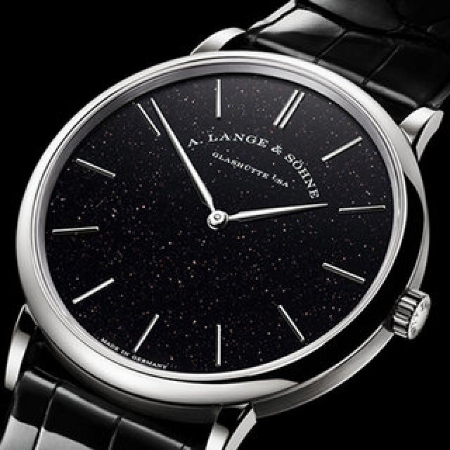 発売当日に完売。コッパーの微粒子がブラック文字盤に煌めく「サクソニア・フラッハ」｜A. LANGE & SÖHNE