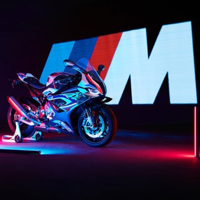 BMW、バイク初のMモデル「M 1000 RR」を発売|BMW