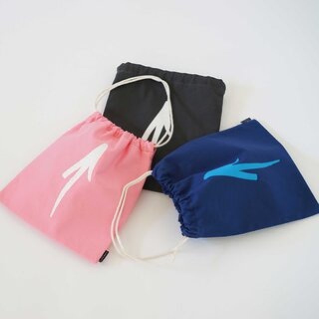 使い勝手が良い二種類のバッグに、内田洋一朗（MOGNO6）のアートワークをプリント｜TEMBEA