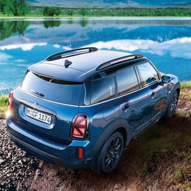 MINIクロスオーバーに初導入の特別なブルーを纏った限定モデルが登場｜MINI
