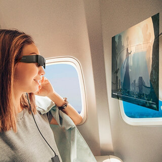 いつでも、どこでも、大画面映像を楽しめるスマートグラス「MOVERIO（モベリオ）」｜EPSON