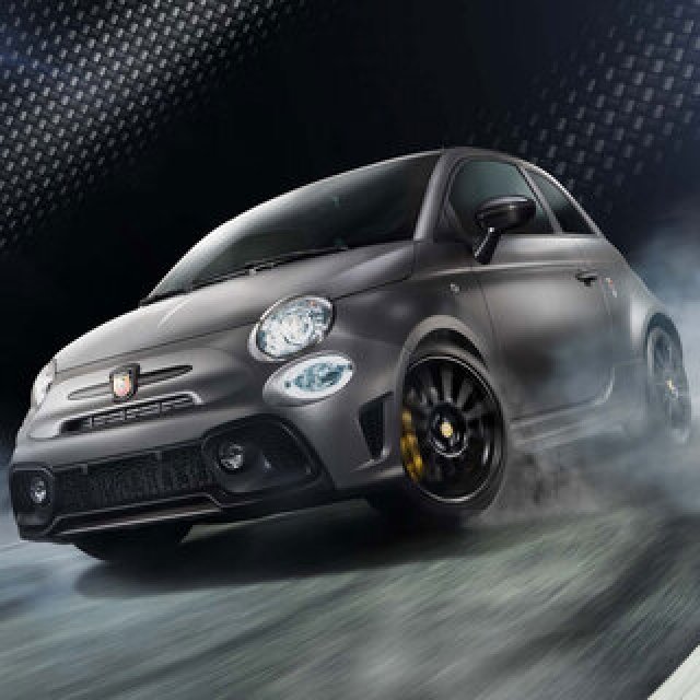 レースカーを想起させるスポーティなスタイルに──80台限定の特別モデル、アバルト595モメント登場｜Abarth