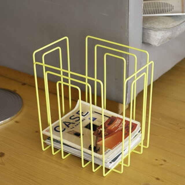  機能から生まれる無駄のないスイス的なデザインのマガジンラック｜ Merlo-T 