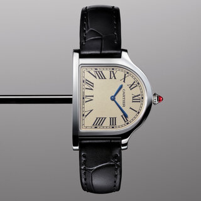 Watches & Wonders 2021新作。独創的な“鐘”型の「クロシュ ドゥ カルティエ」｜CARTIER