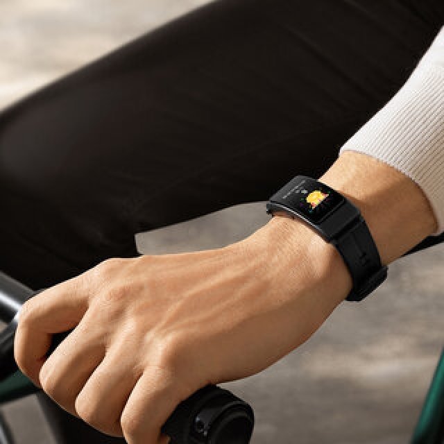 ヘッドセットとしても使用できる着脱可能なデバイス「HUAWEI TalkBand B6」｜HUAWEI