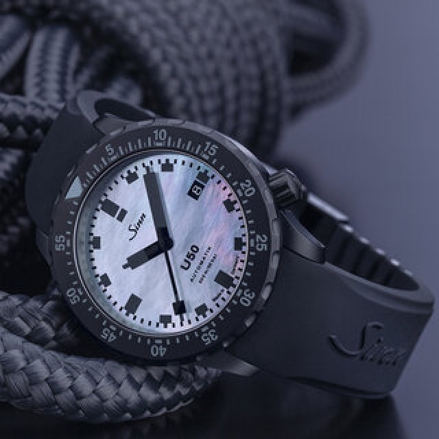 ハードスペックと、MOP文字盤のやわらかな表情が同居する異色の“エレガントダイバーズ”!?｜Sinn