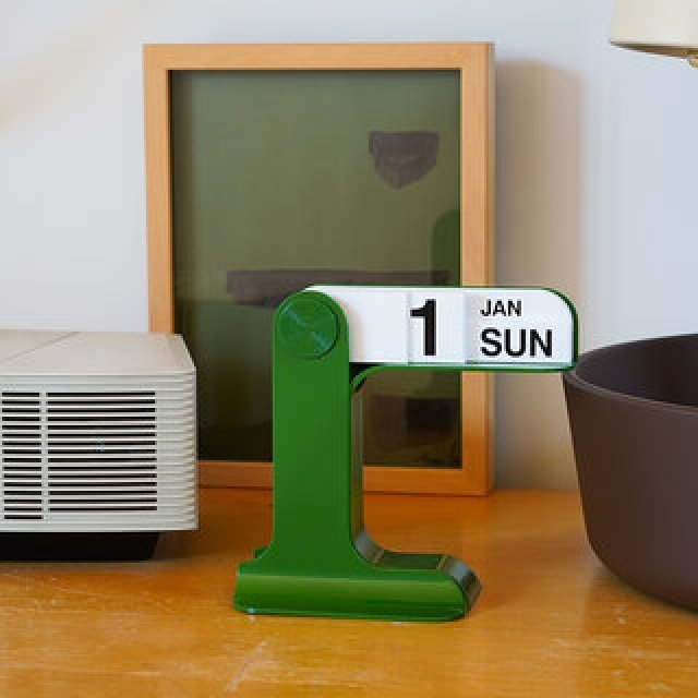 発表から54年、色褪せないデザインと機能性。卓上万年カレンダー「Timor（ティモール）」に限定色が追加｜DANESE