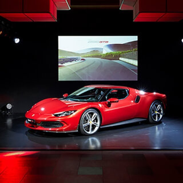 システム最高出力は830cv──フェラーリのV6 PHEVベルリネッタ「296GTB」が日本上陸｜Ferrari