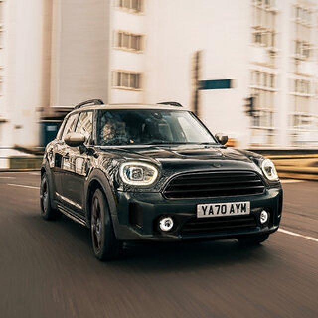 MINIに内外装をブラックで統一した「シャドー・エディション」誕生｜MINI