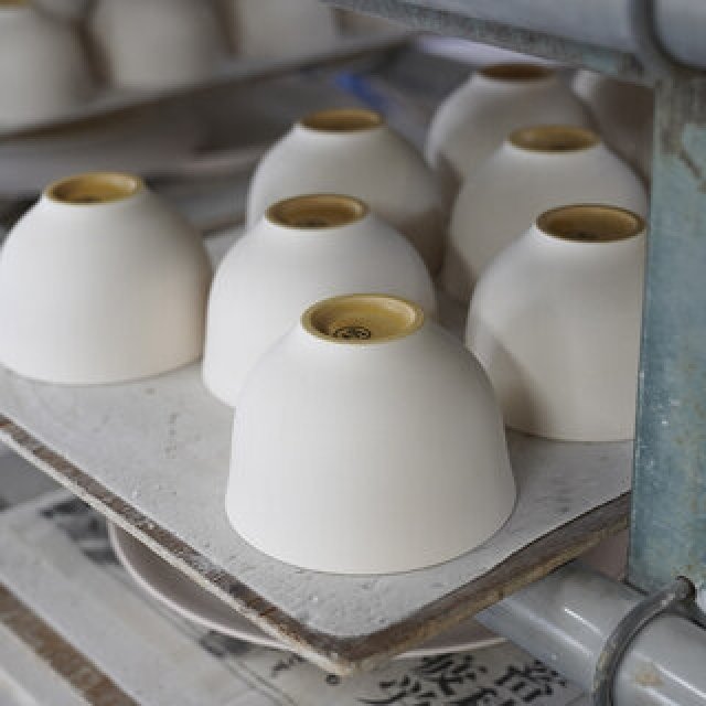 未来の和食を兆す器の姿を。プロダクトデザイナーの倉本仁を迎えた新食器ブランド｜ALONGU 明論具