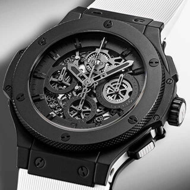ウブロ得意のシックなモノトーン演出。77本のみという希少性も魅力！｜HUBLOT