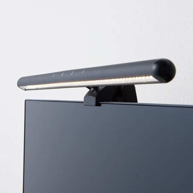 液晶ディスプレイに引っ掛けるだけの簡単設置。 手元を明るく照らす「ディスプレイライト」｜KINGJIM